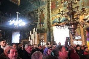 Copiii din Carcaliu au primit daruri de Mos Nicolae pe rit vechi (galerie foto)