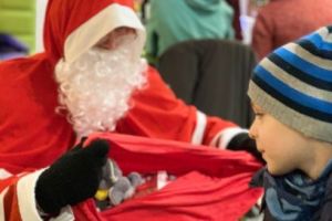 Donează o jucărie copiilor nevoiaşi şi primeşti o îngheţată