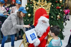 Efort răsplătit: Chemat de UNIQA Asigurări, Moş Crăciun a împărţit cadouri la serbarea copiilor din centrele de plasament din Bihor (FOTO / VIDEO)
