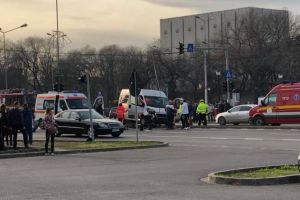 Incident în centrul Oradiei, cu o camionetă Antena 1: Şoferului i s-a făcut rău, a ajuns pe un scuar şi a lovit o bicicletă (FOTO)