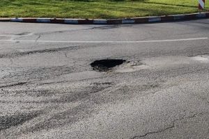 Un crater aparut in zona Kaufland Nord, ignorat de autoritati. Dobre, cand vii de la Paulesti spre Primarie, nu-ti sare in ochi?