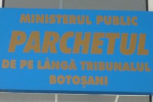 Botoşăneanul care şi-a înjunghiat tatăl în gât, trimis în judecată în stare de libertate