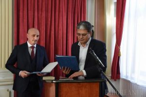 Prefectul Dumitru Ţiplea a depus jurământul în prezenţa ministrului Boloş, a unei mulţimi de aleşi PNL şi directori PSD şi UDMR (FOTO)