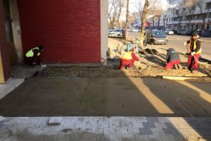 Se monteaza pavele pe bulevardului Tomis din Constanta