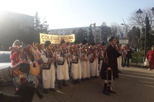 FOTO & VIDEO! Elevi de la Laurian şi Liceul de Artă, colinde la Palatul Administrativ şi Primăria Botoşani