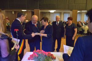 FOTO 101 familii au împlinit 50 de ani de căsnicie şi au fost sărbătorite de Primăria Braşov