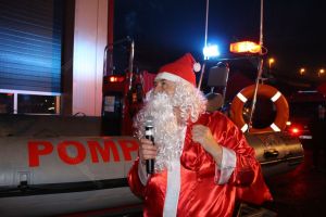 Cu ce a ajuns Moş Crăciun la copiii pompierilor. Misiune spectaculoasă la înălţime (FOTO-VIDEO)