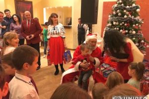 FOTO, VIDEO| A venit Moş Crăciun la copiii avocaţilor din Baroul Alba: Poezii şi cântecele pentru bătrânelul darnic, de la cei mici