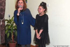 FOTO: Expoziţie de pictură şi artă grafică la Centrul Cultural Cugir. Eleva Mara Boruah, expresie a talentului şi speranţă pentru viitorii creatori de artă din Cugir