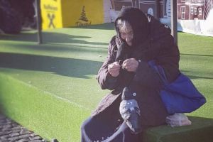 “Doamna cu porumbeii” aduce spiritul Crăciunului la Sibiu – O lecţie de bunătate şi omenie – AUDIO