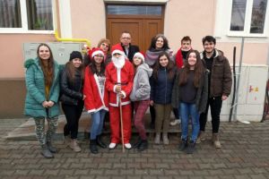 FOTO. Campania „Cozonacul de Crăciun”, iniţiată de Consiliul elevilor de la Liceul Teoretic Teiuş, a ajuns la final. Pachetele-cadou au adus bucurie pe chipul copiilor beneficiari
