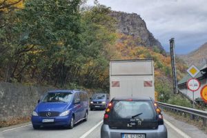 Toaletări pe Valea Oltului. Trafic îngreunat