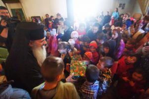 Campania Arhiepiscopiei Tomisului De Craciun, fii bun!: Daruri pentru 2000 de familii nevoiase din 40 de localitati din Constanta (galerie foto)