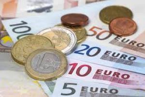 Euro a revenit aproape de 4,77 lei