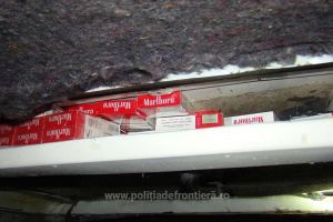 Microbuz cu „plafon de tutun”, confiscat în PTF Siret