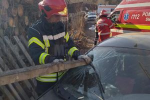 Băiat de 11 ani, în stare gravă după ce o maşină a intrat violent într-un gard