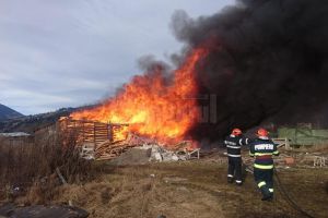 Pagube mari după un incendiu la o magazie cu mobilier