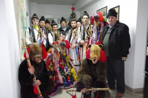 Redacţia Monitorului de Suceava a fost colindată vineri de un grup de tineri din Fântânele