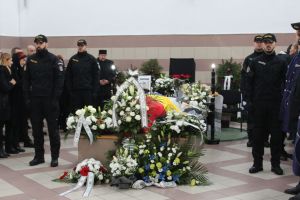 Poliţistul de 22 de ani, condus pe ultimul drum de familie, prieteni şi colegi (FOTO)