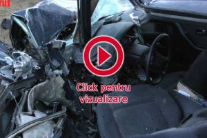 Doi şoferi au rămas încarceraţi, după ce autoturismele lor s-au ciocnit violent lângă ...