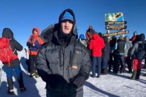 Primul alpinist nevazator din Romania a cucerit varful Kilimanjaro, de 5.895 m