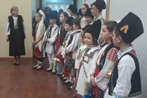 Fluieraşii din Dobroteşti i-au colindat pe aleşii judeţeni, în ultima şedinţă din 2019
