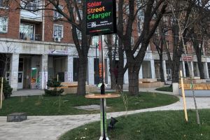 Noile încărcătoare solare stradale sunt funcţionale