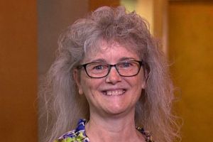 Cum arata aceasta femeie in varsta de 60 de ani dupa ce a primit cadou o schimbare de look de la copiii ei. Nimeni nu a mai recunoscut-o