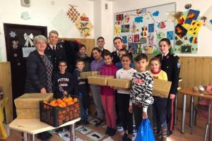 Elevii Colegiului Naţional Militar, implicaţi în campania caritabilă Shoe Box