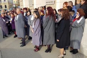 Grefierii din Bihor au protestat din nou şi ameninţă cu greva generală