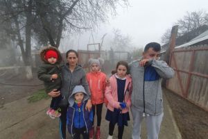 Tragedie pentru o familie cu 6 copii, din Prahova. Au ramas fara locuinta in prag de sarbatori, dupa ce casa le-a ars din temelii