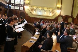 VIDEO: Consilierii judeţeni, colindaţi de Corul Filarmonicii Târgu-Mureş