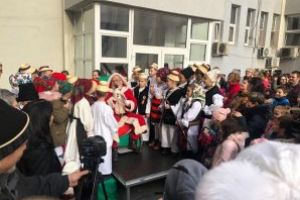 Mos Craciun, ajutat de unul dintre renii sai, a adus daruri pentru copiii angajatilor Spitalului Judetean