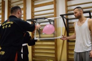 Tehnica Shaolin, prezentata la Constanta:  Maestrul Lazar Iordache. De la batut cuie cu capul si cu mana, la gaurit geamul cu acul! (galerie foto + video) 