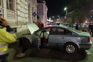 Cum să intri cu maşina în Primărie!? Detaliile ABURINDE ale unui accident petrecut la Kilometrul 0 (FOTO)