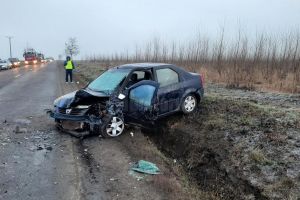 Doi şoferi răniţi, dintre care unul grav, după ce o maşină a pătruns pe contrasens