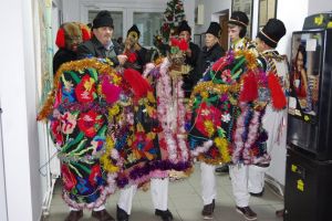 Redacţia Monitorului de Suceava a fost colindată vineri de un grup de tineri din Fântânele