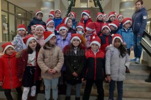 Elevi ai Şcolii Gimnaziale Nr. 1 au vestit venirea Crăciunului la muzeele din oraş