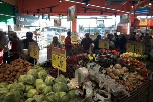 Magazinele mari şi-au prelungit programul înainte de Crăciun. Când vor fi închise