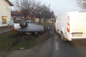 RĂCARi: Maşină răsturnată în urma unei coliziuni violente