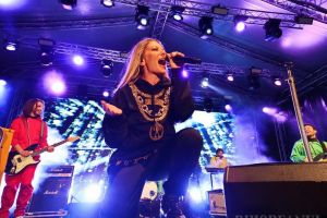 Delia a strâns mii de orădeni în Piaţa Unirii din Oradea: printre fani şi o fetiţă în scaun cu rotile venită din Timişoara (FOTO / VIDEO)