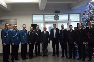 FOTO: Poliţiştii mureşeni l-au ajutat pe Moş Crăciun să ajungă la copii