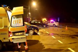 FOTO! Accident chiar în faţa Poliţiei Rutiere din Botoşani. Maşini avariate puternic şi o persoană rănită