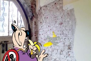 Ciuciu banana: Celebra banană „adezivă” a ajuns pe zidurile facultăţilor de Litere şi Georgrafie din Oradea