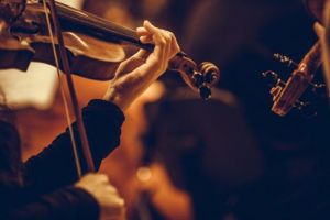 Concert unic de muzică clasică în întuneric la Sibiu – Bilete epuizate, spectatorii au stat şi pe scenă