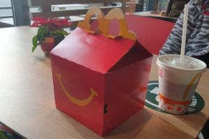 FOTO.  Zeci de clienţi au aşteptat nerăbdători deschiderea primului restaurant McDonald’s din Alba Iulia. Problema principală: locurile de parcare