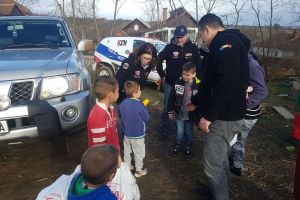 FOTO. Moşul 4×4 în judeţul Satu Mare. Pachete pentru cei din zone greu accesibile