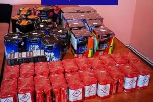 O femeie din Bihor are dosar penal după ce poliţiştii au prins-o că vindea, ilegal, artificii în piaţă!