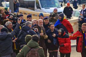 Gelu Voican Voiculescu, huduit şi bătut în Piaţa Universităţii: „Criminalule! Cum ai tupeul să vii aici?” (FOTO)
