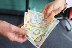 A apărut un NOU tip de înşelăciune: „Metoda ruperii bancnotei cu dinţii”. Cum acţionează escrocii